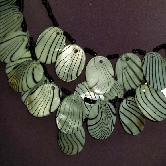 B7,971 Bead Shell Triple Necklace BOGO 1/2 OFF - Picture 2 of 3